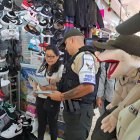 Policías hablan con dueños de negocios para que sepan cómo actuar ante un delito.