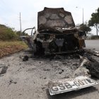 Hasta pasado el mediodía del domingo 8 de octubre, el vehículo incendiado permanecía a un lado de la vía a la costa.