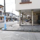 En el sitio en donde ocurrió el hecho colocaron un cartel con unas velas en homenaje a los fallecidos.