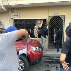 Ayudantes de un arquitecto realizan la medición de una vivienda en un sector del sur de Guayaquil. El 'volado' también se mide.