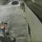 Un video de una cámara de seguridad registra cómo la mujer fue forzada a subir a un vehículo.