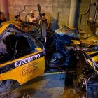 El conductor quedó aprisionado dentro del vehículo destruido.