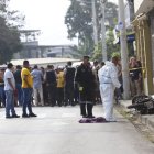 Personal de Medicina Legal levantó los cadáveres para trasladarlos al Laboratorio de Ciencias Forenses, al oeste de la ciudad.