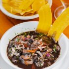 Este platillo viene acompañado de chifles