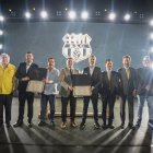 Carlos Alfaro Moreno (c), presidente de Barcelona, junto a otros exdirectivos en el acto de recibimiento de las escrituras de los terrenos que comprenden el estadio Monumental y sus inmediaciones.