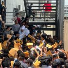 Los asistentes, exhaustos, levantaron sus hojas de vida con la esperanza de ser considerados pronto.