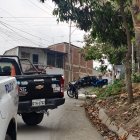 Los cuerpos de dos hombres, de entre 23 y 28 años, quedaron sin vida en medio de la vía principal de ese sector.