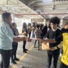 Personal del área de Talento Humano de Coral Hipermercados recogía los sobres con las hojas de vida de aspirantes que no pudieron ser entrevistados.