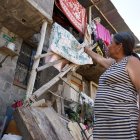 Los vecinos tuvieron que secar sus pertenencias por la mañana antes de que les caiga otra lluvia.