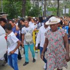 Familiares, amigos, comediantes locales y compañeros de trabajo de la Prefectura de Esmeraldas dieron el último adiós a La Polilla.