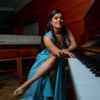 Su pasión es el piano.