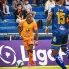 Jordan Chillambo (i) es uno de los jugadores que fue separado de Libertad de Loja, por el supuesto caso de apuestas deportivas.