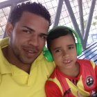 Para el recuerdo, Ray con su hijo Kendry los mega audífonos que estaban de moda.