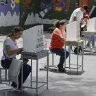Votantes participan en la primera vuelta de las elecciones, en Quito (Ecuador), en una fotografía de archivo.