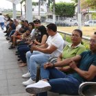 Personas fueron a sacar la cédula para votar.