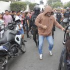 A Dalton Narváez no se le vio más que la ‘chiva’. Su sufragio puso nerviosos a algunos votantes. Acudió con varios custodios.