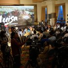 Gente del correísmo espera a su candidata para que se pronuncie.