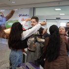 Familiares recibien a los pasajeros que llegaron desde Israel.