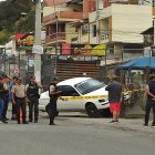 La víctima fue atacada a balas mientras conducía.