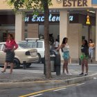 La oferta de sexoservidoras es variada. Los residentes del centro han pedido más control a la policía.