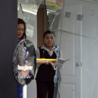Las trabajadoras de la galería, preocupadas, medían el espacio de los ventanales para ubicar los  nuevos vidrios.