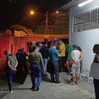 Tristeza y dolor entre los familiares y amigos que llegaron a la morgue de Quevedo.