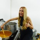 Jasu Montero meneando la olla.