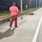 Los dos jóvenes de nacionalidad colombiana quedaron inertes en la carretera.