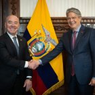 Alejandro Mayorkas, secretario de Seguridad Nacional de EE. UU., y Guillermo Lasso, presidente de Ecuador.