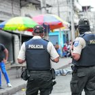 Uno de los policías bloqueó la escena para evitar el trabajo de la fotoperiodista.