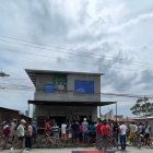 Dos sujetos abordo de una motocicleta dispararon contra un hombre en una tienda.