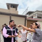 Enfrentamientos. Las autoridades trataron de quitar las rejas, pero el vecindario no se lo permitió porque no tenían una orden. Hubo forcejeos.