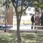 En la vereda de la terminal permanecen varias personas en situación de movilidad. Aunque no son todos, algunos han agredido a  los vecinos.