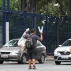 A lo largo de la avenida Simón Bolívar, también llamada Malecón, comerciantes ofrecen productos.