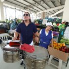 Alejandro toca todo instrumento de percusión: timbal, bongó, batería, etcétera.