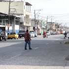 Ciudadanos y trabajadores ayudaron al hombre y lograron que los hampones se fueran.
