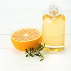 Por su agradable aroma el aceite esencial de naranja es usado para dar masajes; en difusores aporta al bienestar mental estimulando los sentidos, aliviando el estrés o ansiedad,