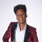 El comediante, de 29 años, es quien escribe su propio contenido para los shows de comedia que presenta en un bar.