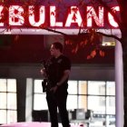 Un oficial de policía armado cubrió la entrada de ambulancias al Centro Médico Central de Maine en Lewiston, Maine, la madrugada del 26 de octubre.