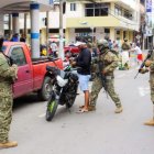 Militares hicieron control y revisaron a ciudadanos en distintos puntos de la urbe.
