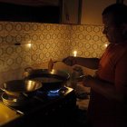 La 'pípol' recuerda que en gobiernos pasados les tocaba alumbrarse con una vela.