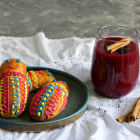 Existen varias versiones en función del lugar donde se la prepara. Esta bebida es una costumbre ancestral ecuatoriana.