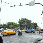 Ante la falla de los semáforos, los vehículos causaron caos en las calles de la ciudad. Los peatones debieron correr para cruzar las calles.