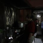 En las cocinas de algunos restaurantes se cocinó a la luz de las linternas de los celulares.