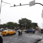 Ante la falla de los semáforos, los vehículos causaron caos en las calles de la ciudad. Los peatones debieron correr para cruzar las calles.