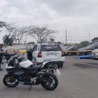 Miembros de la Policía Nacional custodian la escena.