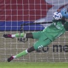 Alexander Domínguez portero de LDU Quito detiene un penalti a Pedro Augusto de Fortaleza en la final de la Copa Sudamericana, tapó tres penales.