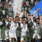 .- Jugadores de LDU Quito celebran al ganar la Copa Sudamericana frente a Fortaleza, en el estadio Domingo Burgueño Miguel en Maldonado.