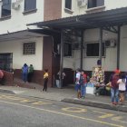 Los familiares de la mujer esperan en los exteriores del hospital alguna noticia de la joven.