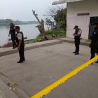 Agentes investigan el crimen que se desarrolló en el puente.